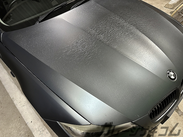 【E90】劣化したカーラッピング ﾊﾞｯﾊﾞｲ